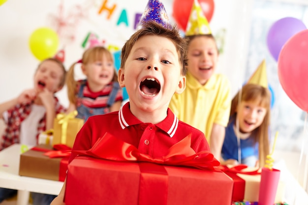 Free photo child celebrating his birthday