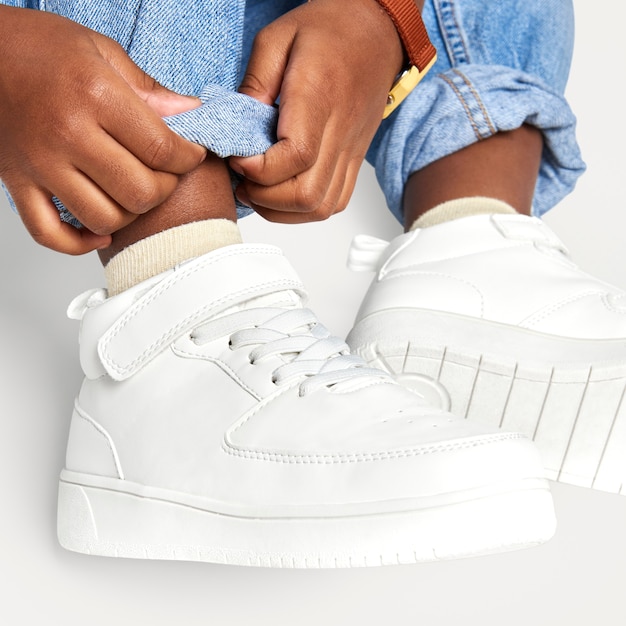 Free photo child with jeans white sneakers