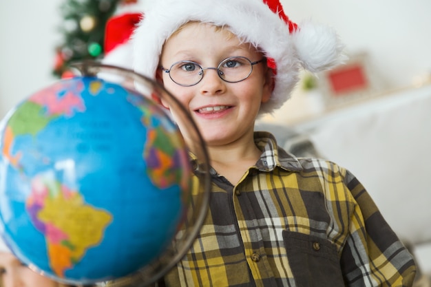 Free photo child with a world globe