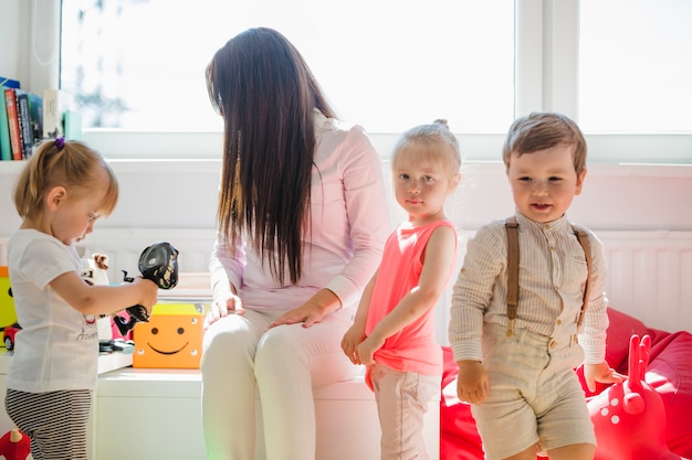 Free photo children posing with babysitter