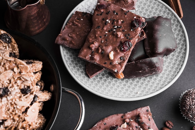 Free photo chocolate bars and healthy cookies on backdrop