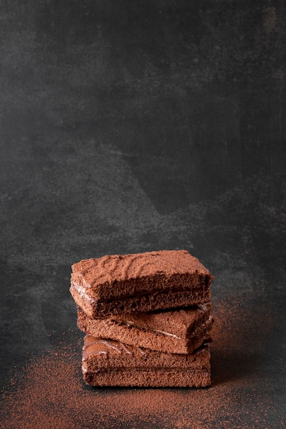 Free photo chocolate bars with cocoa powder