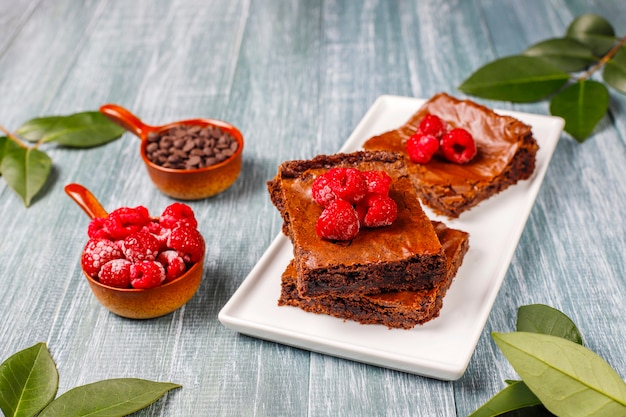 Free photo chocolate brownie cake dessert slices with raspberries and spices