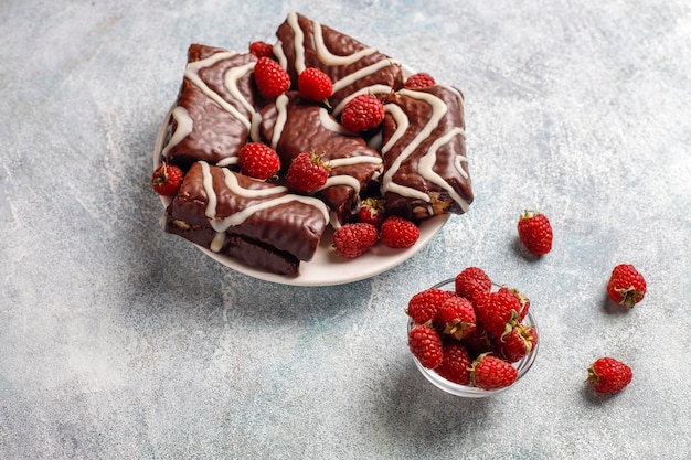 Free photo chocolate cake roll with raspberry jam and butter cream.