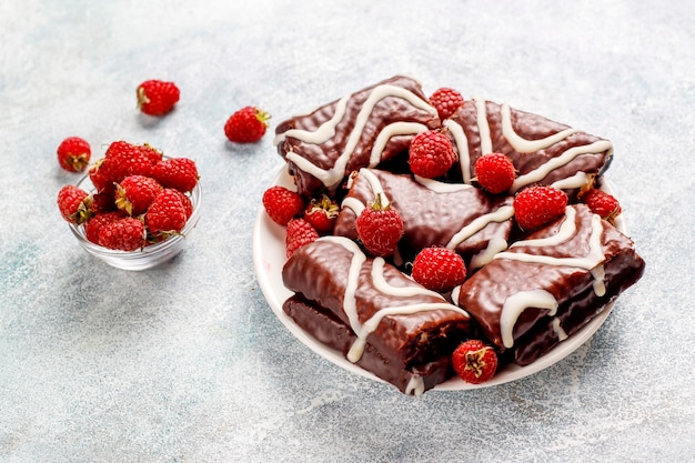 Free photo chocolate cake roll with raspberry jam and butter cream.