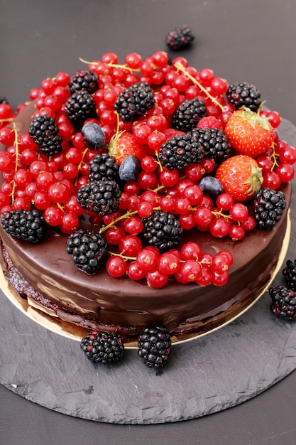 Free photo chocolate cake with red and black currant