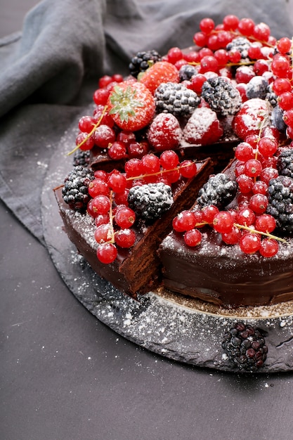 Free photo chocolate cake with red and black currant