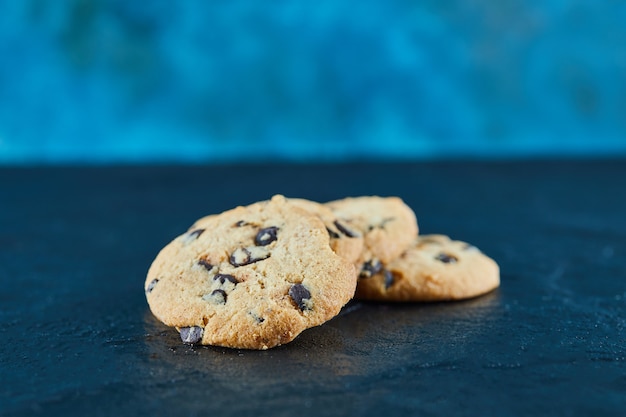 Free photo chocolate chips cookies on a marble surface