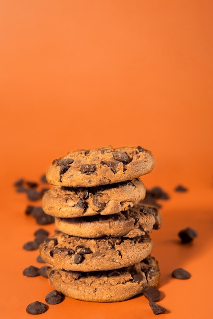 Free photo chocolate chips cookies with orange background