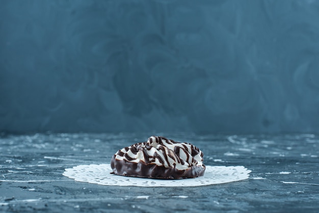 Free photo chocolate cookies on a coaster, on the blue table.