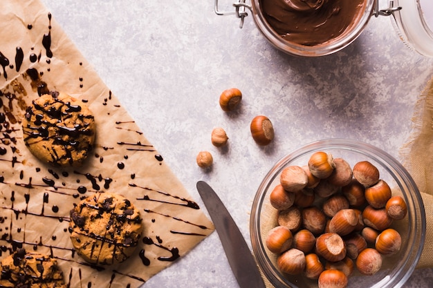 Free Photo chocolate cookies and hazelnuts