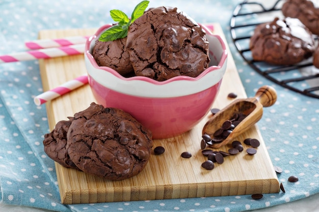 Chocolate cookies i a bowl