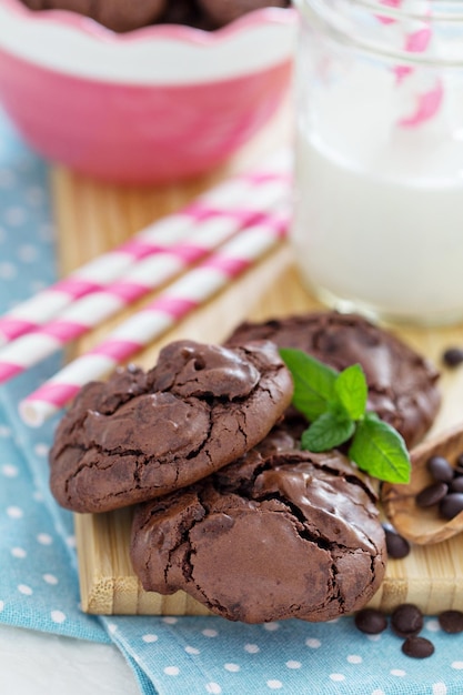 Free photo chocolate cookies i a bowl