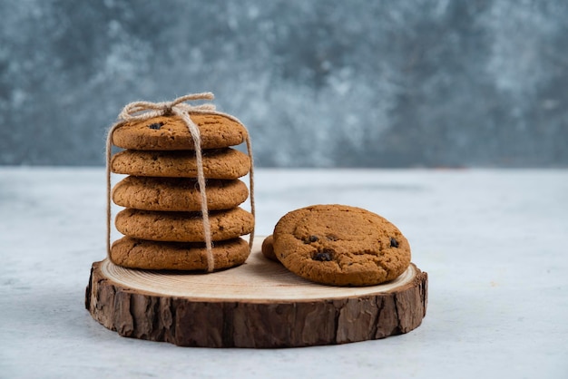 Chocolate cookies in rope on a wooden board.