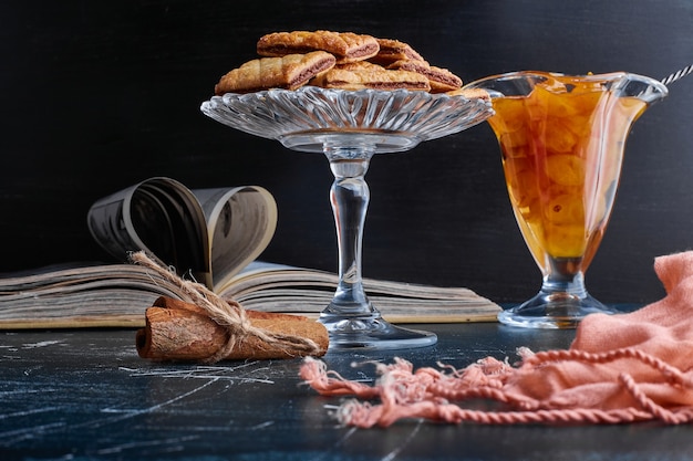 Free photo chocolate crackers with cherry confiture in glass dishes.