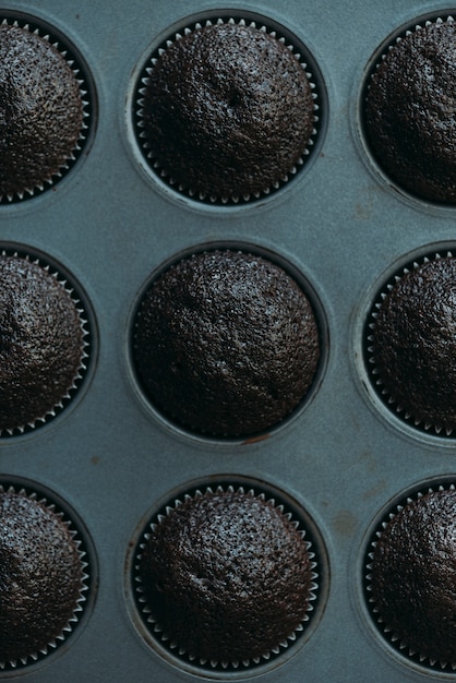 Free photo chocolate cupcakes in tin