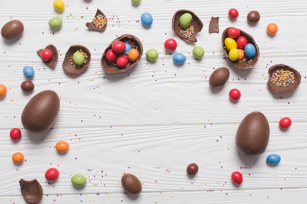 Free photo chocolate eggs with candies and sprinkles