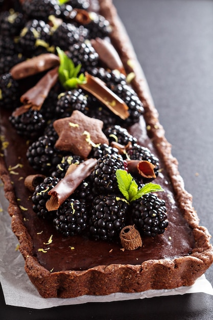 Free photo chocolate ganache tart with blackberries