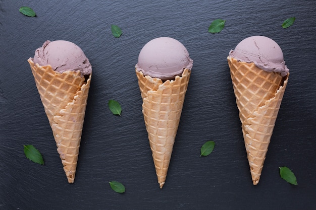 Free Photo chocolate ice cream cones on black table