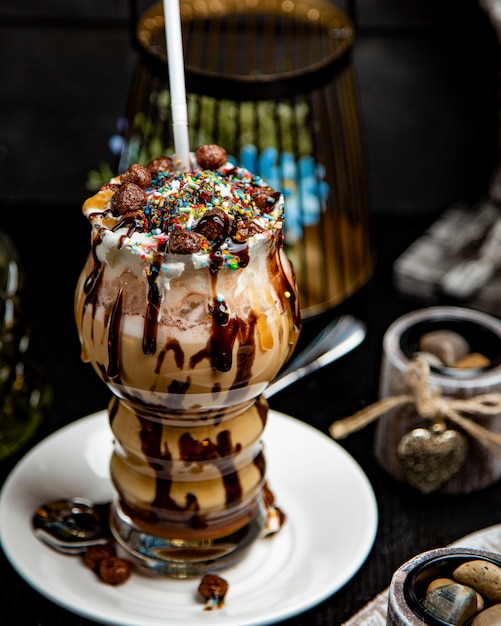 Free photo chocolate latte topped with caramel and candies