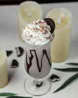 Free photo chocolate milkshake with cookies and cream