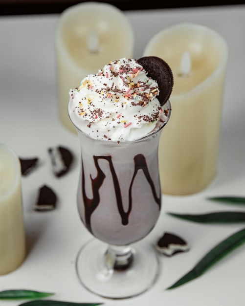 Free Photo chocolate milkshake with cookies and cream