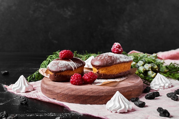 Free photo chocolate muffins on wooden platter .