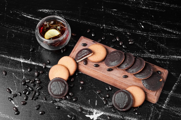 Chocolate sponge cookies on a wooden board with glintwine.