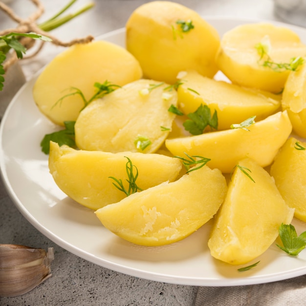 Free photo chopped cooked potatoes on plate