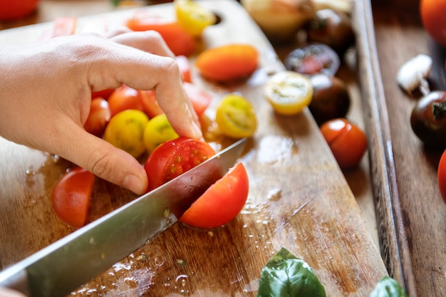 Free photo chopping tomatoes on a cutting board