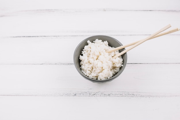 Free photo chopsticks in bowl with rice