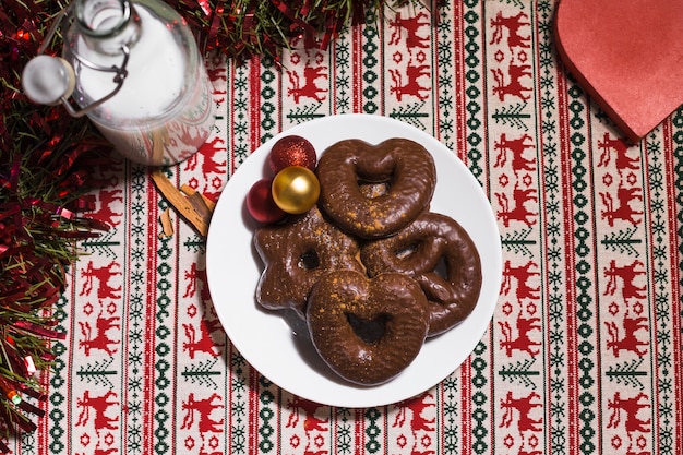 Free photo christmas background with gingerbread