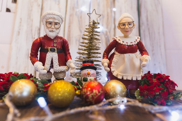 Free photo christmas background with male and female santa