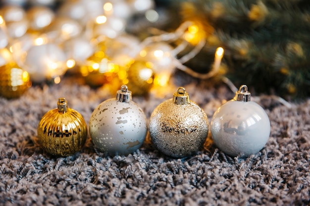 Free photo christmas balls in different sizes