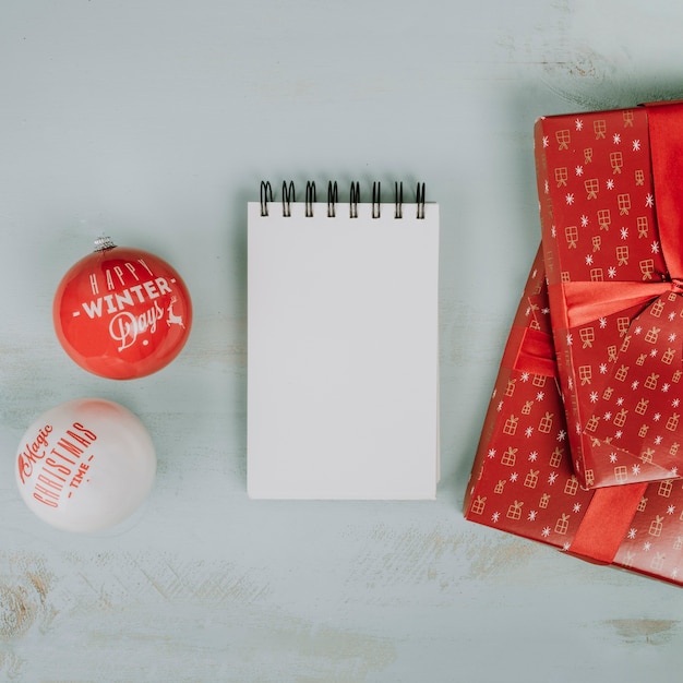 Free photo christmas balls and notepad