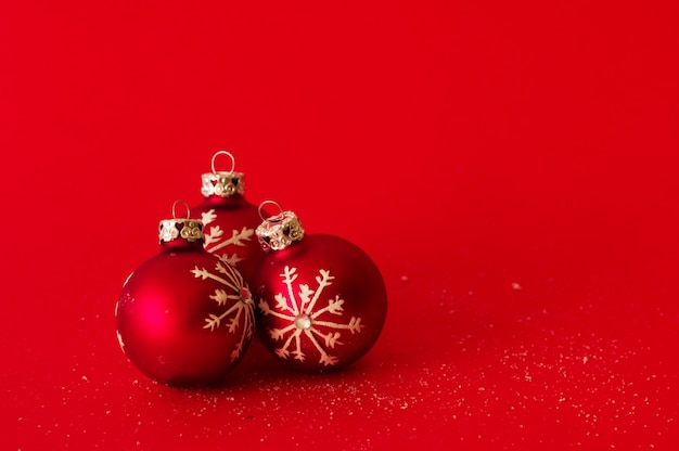 Free photo christmas balls on red background