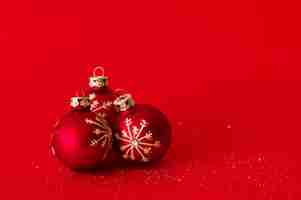 Free photo christmas balls on red background