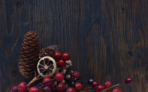 Free Photo christmas berries with pine cones