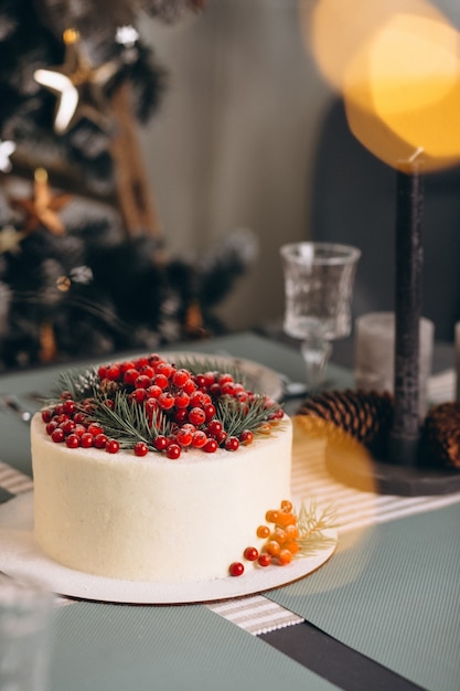 Free photo christmas cake decorated with red berries