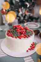 Free photo christmas cake decorated with red berries