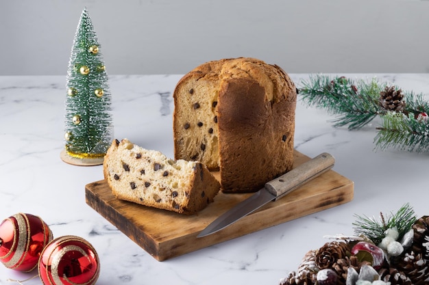 Free photo christmas cake panettone on white marble