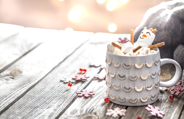 Free photo christmas cocoa concept with marshmallows on a wooden background in a cozy festive atmosphere