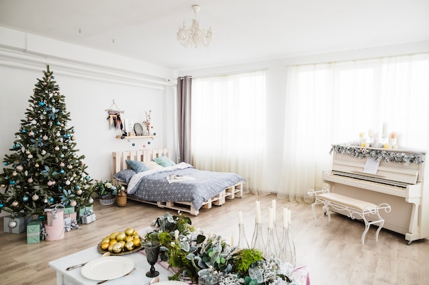 Free photo christmas composition in bedroom