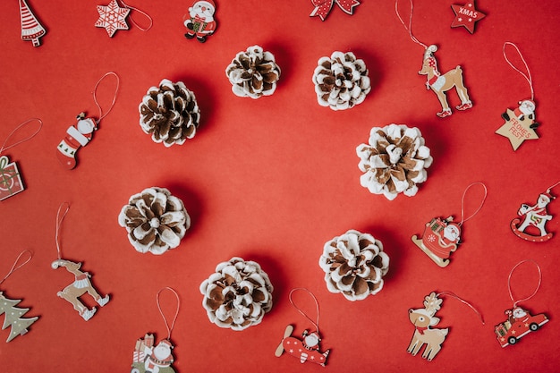 Free photo christmas composition with pine cones and ornaments