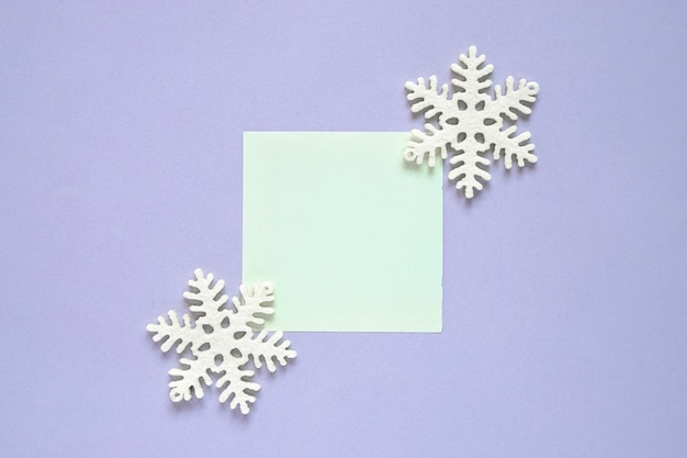 Free photo christmas composition with post it and snowflake