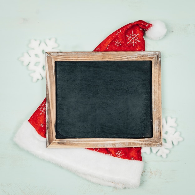 Free photo christmas composition with slate on hat