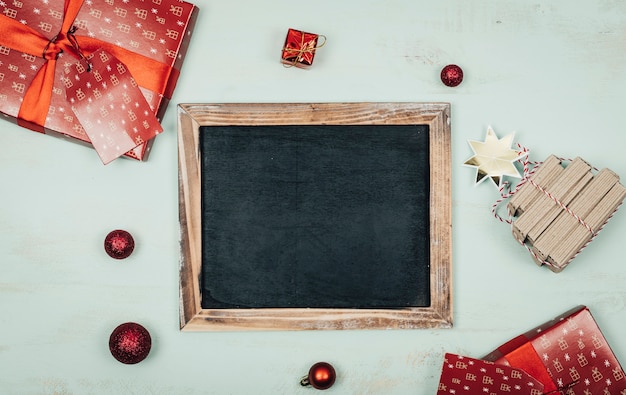 Free photo christmas concept with slate and gifts