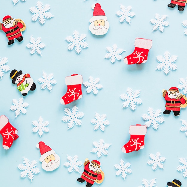 Free photo christmas concept with small figures