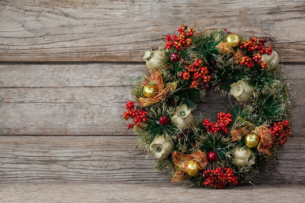 Free photo christmas decoration on a wooden table