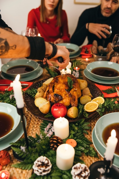 Free photo christmas dinner with delicious turkey